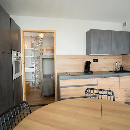 Les Pieds Dans L'eau Apartment *