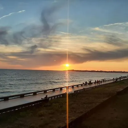 Les Pieds Dans L'eau Apartment